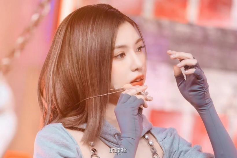 BAE裴真率隶属哪个女团成员？眼神散发怎样气场！展现独特视觉冲击力？