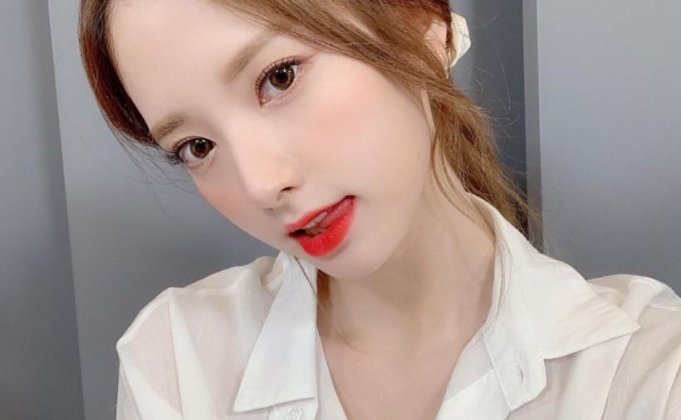 在哪首歌曲中展示神秘魅力展现动感一面？BONA苞娜隶属哪个女团成员？