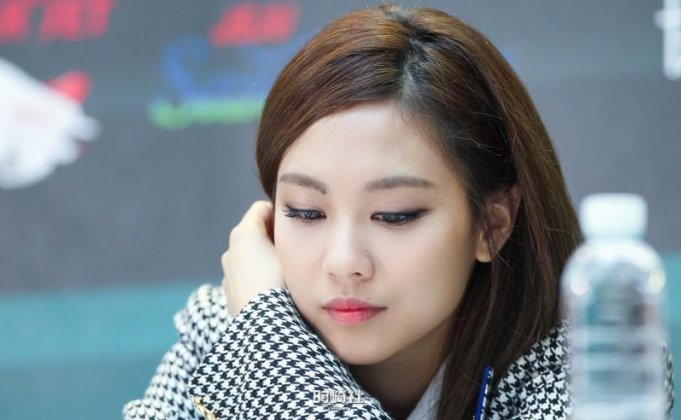 为何她被评价为是个忠实于自己生活的艺人？Fei王霏霏隶属哪个女团成员？