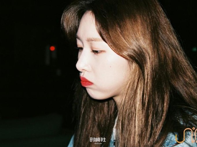 在哪首歌表现陷入爱河少女情感？Hong Eui Jin洪宜珍隶属哪个女团成员？