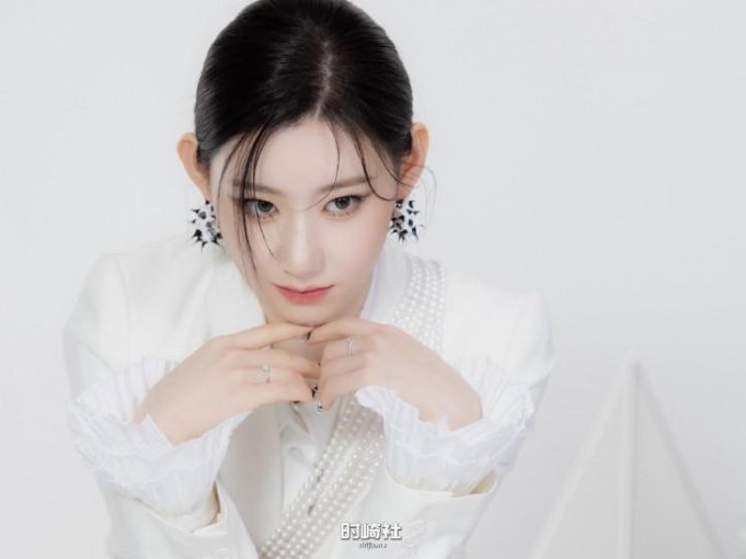 充满怎样可爱外貌和撒娇衬托她的魅力？Serena李彩领隶属哪个女团成员？