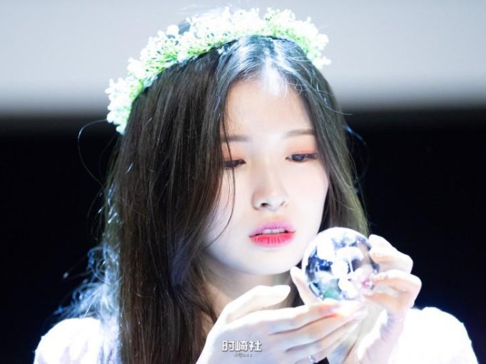 她在何时以网络剧首次挑战演技？Ye-won Choi崔乂园隶属哪个女团成员？